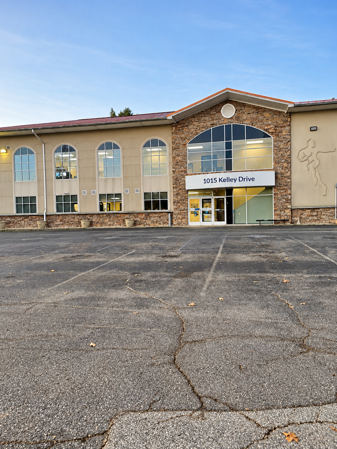 Exterior of West Tennessee Medical Group Innovative Orthopedics in Paris, Tennessee, showing the clinic’s main entrance.